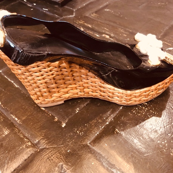 Size 8 Tory Burch wedges in black patent - Picture 6 of 7